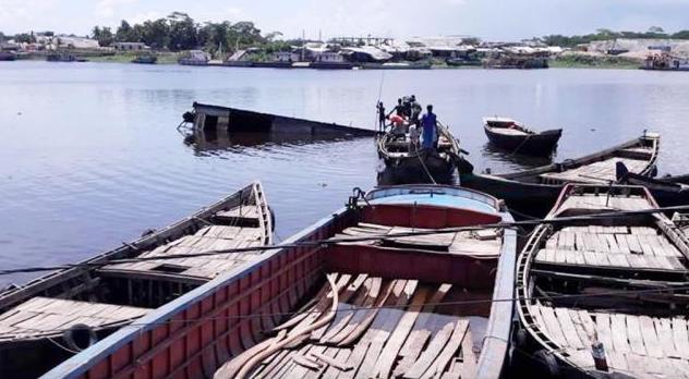 লক্ষ্মীপুরে ডুবে গেছে কোটি টাকার ভাসমান ওয়ার্কশপ, উদ্ধারে তৎপরতা নেই