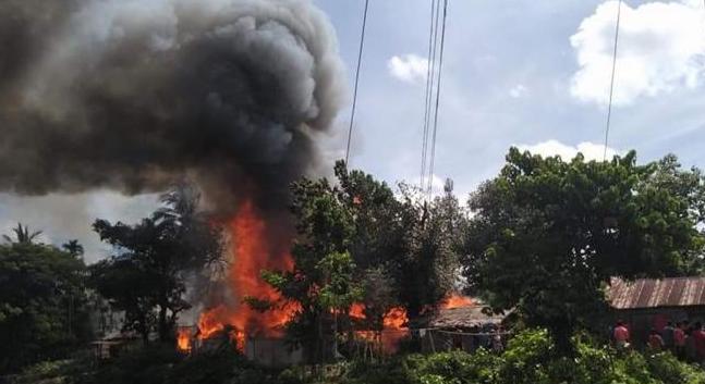 বান্দরবা‌নে আগু‌নে ১৯‌টি ঘর পুড়ে ছাই