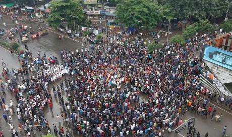 আন্দোলনকারীদের ওপর হামলার প্রতিবাদে রাস্তায় বিশ্ববিদ্যালয়ের শিক্ষার্থীরা