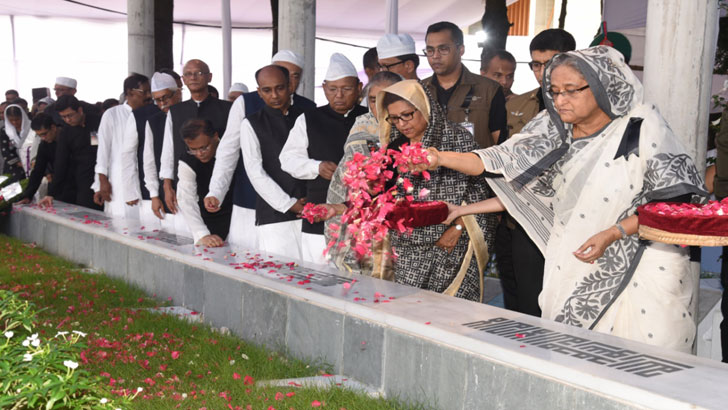 বঙ্গবন্ধুর সমাধিতে ফুল দিয়ে শ্রদ্ধা জানিয়েছেন প্রধানমন্ত্রী শেখ হাসিনা