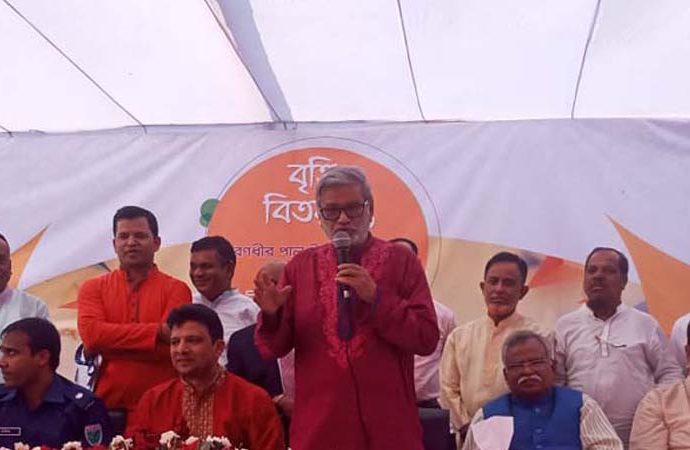 ‘দেশকে পরাধীন করতে কিছু লোক পাঁয়তারা করছে’