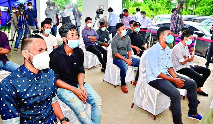 মাঠে খেলা ফেরানোর তাগিদ ফুটবলারদের