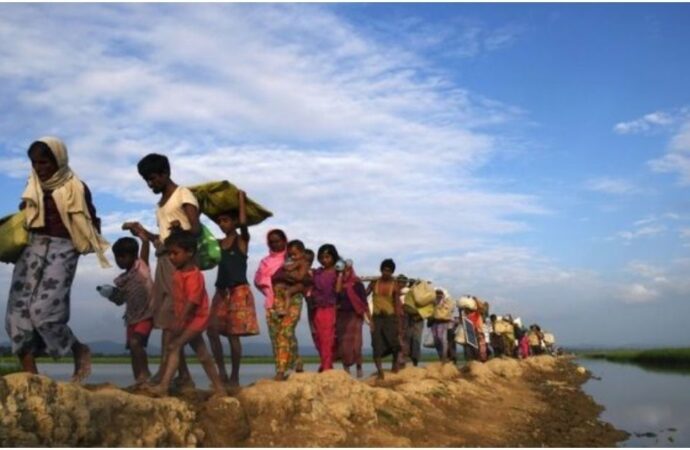 সীমান্তের কাছাকাছি আশ্রয় নিয়েছে প্রায় ৫০ হাজার রোহিঙ্গা