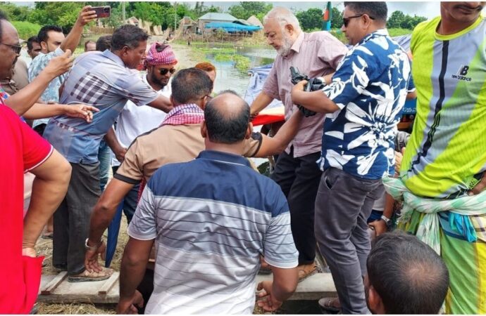 দৌলতপুরে বন্যাদুর্গতদের জন্য বিএনপি ত্রাণ বিতরণ