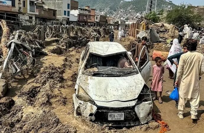 পাকিস্তানে ভারী বৃষ্টিপাত ও বন্যায় প্রায় ৪০০ জনের প্রাণহানি