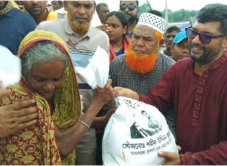 কুষ্টিয়ার দৌলতপুরে পানিবন্দী পরিবারের জন্য ত্রাণ বিতরণ শরীফ উদ্দিন জুয়েলের নেতৃত্বে