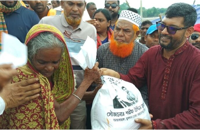 কুষ্টিয়ার দৌলতপুরে পানিবন্দী পরিবারের জন্য ত্রাণ বিতরণ শরীফ উদ্দিন জুয়েলের নেতৃত্বে