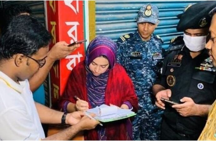 খুলনায় পলিথিন জব্দ ও তিন প্রতিষ্ঠানকে জরিমানা