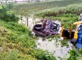 রাজশাহীতে ট্রাকের ধাক্কায় সেনাবাহিনীর টহল গাড়ি খাদে, আহত ১০