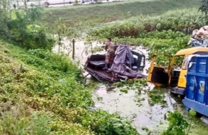 রাজশাহীতে ট্রাকের ধাক্কায় সেনাবাহিনীর টহল গাড়ি খাদে, আহত ১০