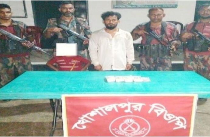 মহেশপুর সীমান্তে ৫ লাখ ভারতীয় জাল রুপিসহ দুই বাংলাদেশি আটক
