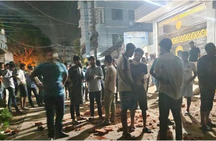 চবিতে নারী শিক্ষার্থীকে মারধর ও হেনস্তার ঘটনায় সংঘর্ষে আহত ৩২