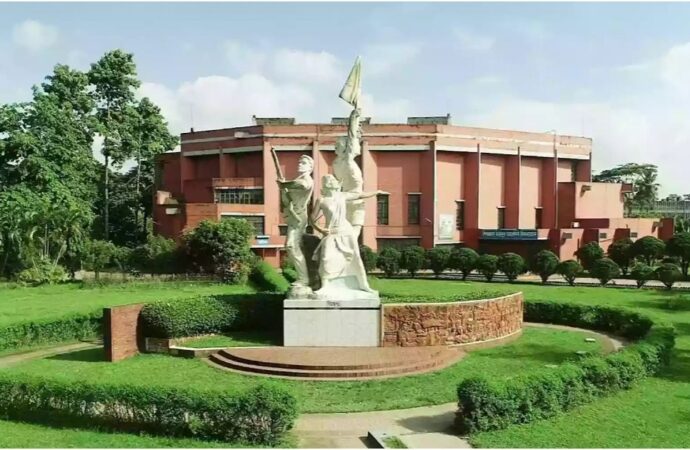বাকৃবিতে বহিরাগতদের হামলার ঘটনায় বিভিন্ন সংগঠন নিন্দা ও প্রতিবাদ জানিয়েছে