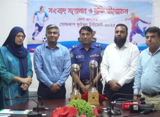 জামালপুরে জেলা প্রশাসক গোল্ডকাপ ফুটবল টুর্নামেন্টের ট্রফি উন্মোচন