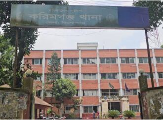 জমি বিরোধে থানার সামনে যুবককে ছুরিকাঘাতে হত্যা