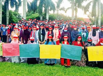 বাকৃবিতে শিক্ষার্থীদের রেড মার্চ ফর জাস্টিস, বহিরাগতদের হামলার প্রতিবাদ