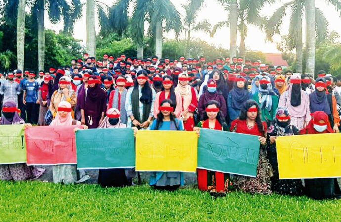 বাকৃবিতে শিক্ষার্থীদের রেড মার্চ ফর জাস্টিস, বহিরাগতদের হামলার প্রতিবাদ