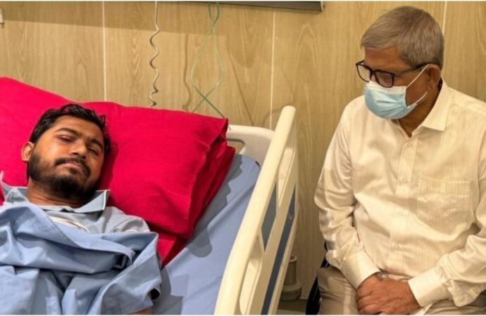 নুরকে দেখার জন্য হাসপাতালে এলেন মির্জা ফখরুল
