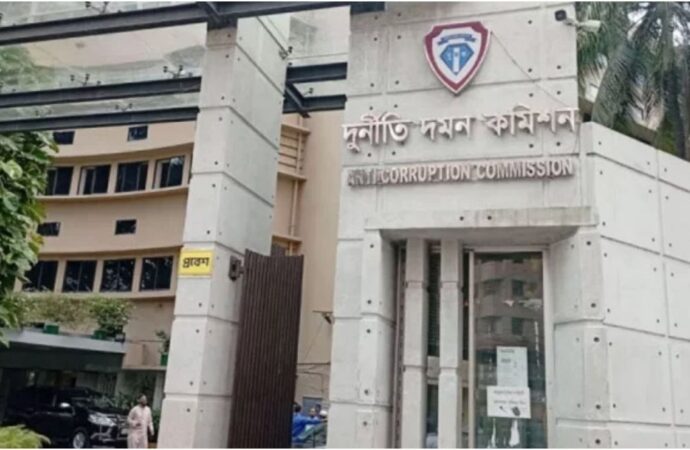 দুদকের হাসপাতালের বিল দেন আসামি, বরখাস্ত হলেন পরিচালক