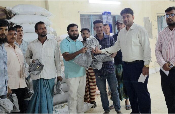 টাঙ্গাইলের ভূঞাপুরে ২০০ কৃষক পেলেন বিনামূল্যে সার ও মাসকলাই বীজ