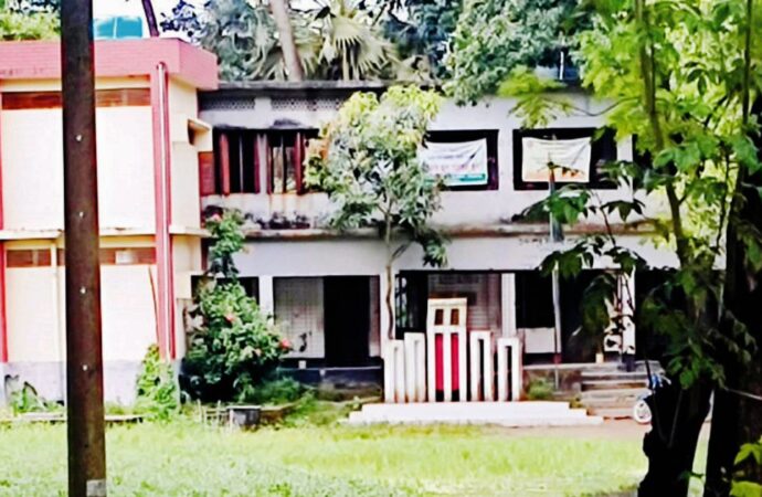 সিংগাইর চন্দনপুর স্কুল মাঠে ৬ মাস পানি জমে থাকতে বাধ্য হচ্ছে