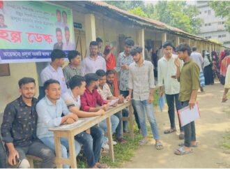ভালুকায় দরিদ্র শিক্ষার্থীদের জন্য উদ্যোগ নিলেন সরকারি কলেজ ছাত্রদল সভাপতির সহযোগিতা