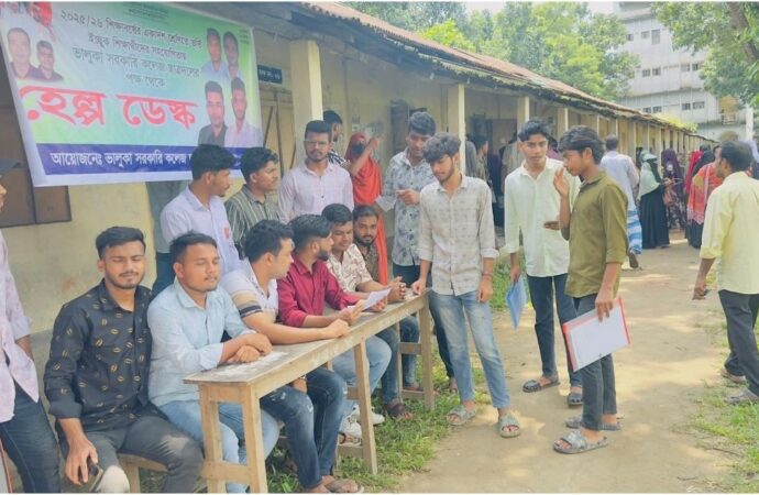 ভালুকায় দরিদ্র শিক্ষার্থীদের জন্য উদ্যোগ নিলেন সরকারি কলেজ ছাত্রদল সভাপতির সহযোগিতা