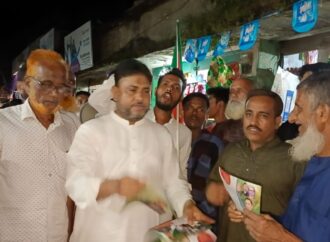ফুলবাড়িয়ায় বিএনপির নেতা রেজাউল করিমের লিফলেট বিতরণ ও গণসংযোগ