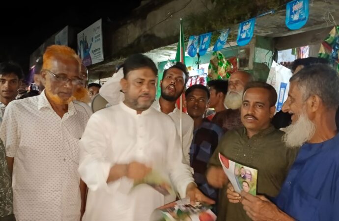 ফুলবাড়িয়ায় বিএনপির নেতা রেজাউল করিমের লিফলেট বিতরণ ও গণসংযোগ