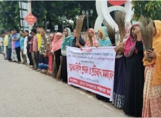 ডোমারে সাংবাদিকের হুমকি প্রতিরোধে ঝাড়ু-মিছিল