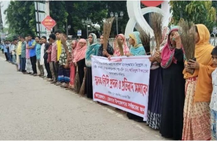 ডোমারে সাংবাদিকের হুমকি প্রতিরোধে ঝাড়ু-মিছিল