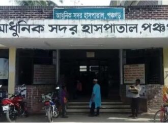 গোখরা সাপ হাতে নিয়ে হাসপাতালে হাসপাতালে আনা বৃদ্ধা