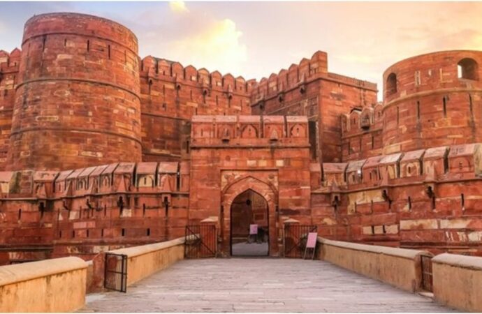 দিল্লির বায়ুদূষণে ঐতিহাসিক লালকেল্লা হয় কালো