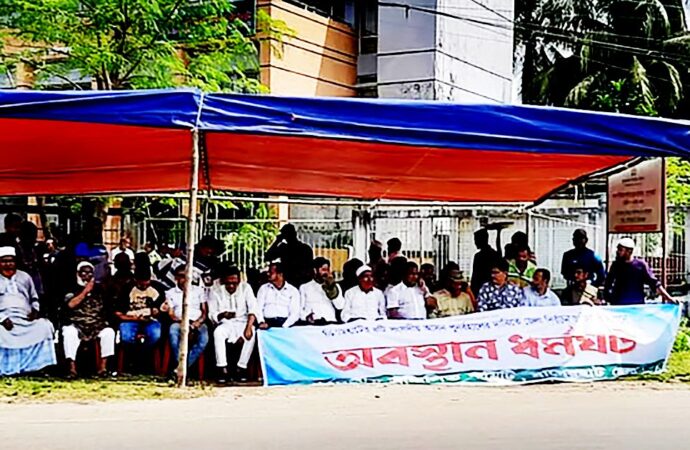 বাগেরহাটে তৃতীয় দিনেও অবস্থান কর্মসূচি চলছে
