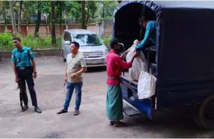 সাবেক ভূমিমন্ত্রীর স্ত্রী রুকমিলা জামানের গাড়িচালকের বাড়ি থেকে ২৩ বস্তা নথিপত্র উদ্ধার