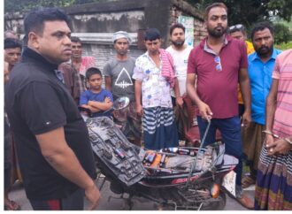 মটরসাইকেলে ফেনসিডিলের থলে থলে সাজানো দৃশ্য