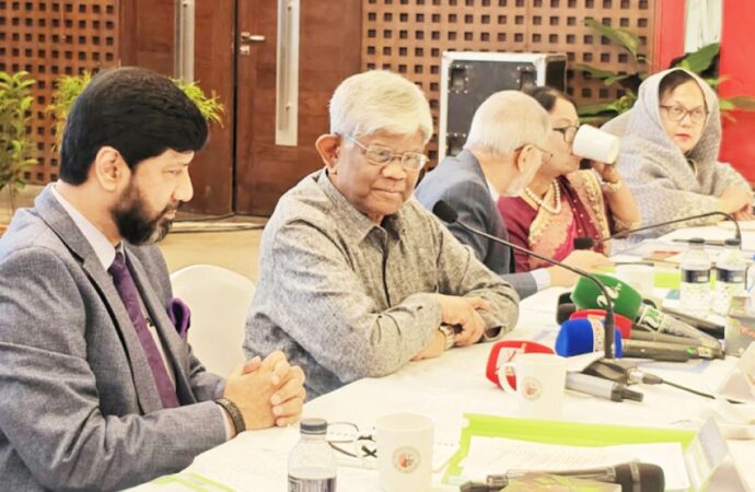 বাংলাদেশের আর্থিক খাত ব্যাংক ঋণে শতভাগ নির্ভরশীল: অর্থ উপদেষ্টার উদ্বেগ