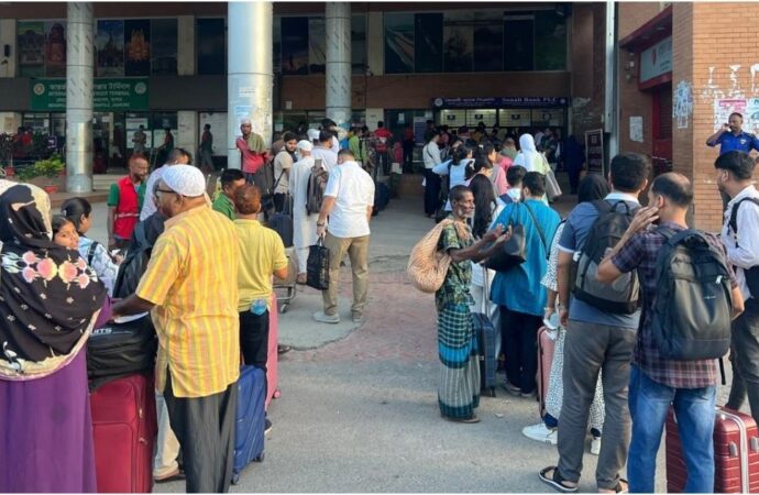 দূর্গাপূজার ছুটিতে বেনাপোল চেকপোস্টে যাত্রী পারাপার বাড়ছে