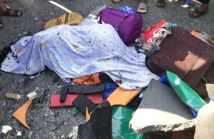 বেপরোয়া ট্রাকের গতি আক্রান্ত করলো মা-মেয়েসহ তিনজনের প্রাণ