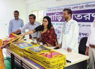 ফরিদপুরে দুর্গোৎসব উপলক্ষে এফডি এর শাড়ি বিতরণ