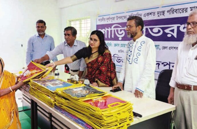 ফরিদপুরে দুর্গোৎসব উপলক্ষে এফডি এর শাড়ি বিতরণ