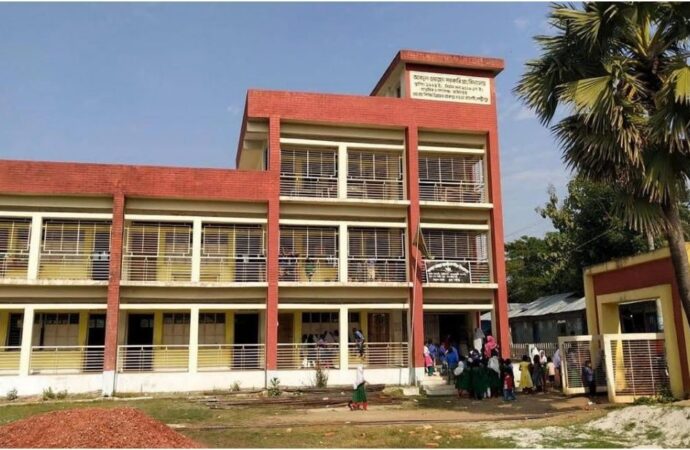 রামগতিতে প্রধান শিক্ষকের বিরুদ্ধে টিকা নিবন্ধনে অর্থ কুক্ষগুলির অভিযোগ