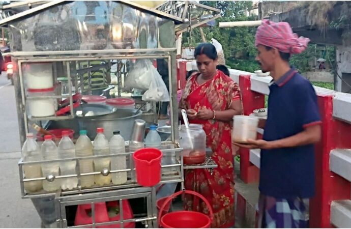 দুই সন্তানের স্বপ্নের জন্য কঠোর পরিশ্রমে এগিয়ে যাচ্ছেন চটপটির বিক্রেতা দীপক ও শম্পা