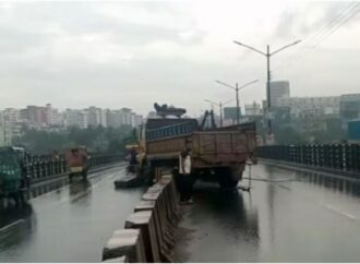 কাঁচপুর ব্রিজে সড়ক দুর্ঘটনায় দুই ট্রাক চালক নিহত