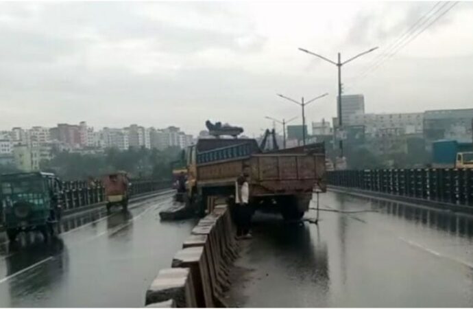 কাঁচপুর ব্রিজে সড়ক দুর্ঘটনায় দুই ট্রাক চালক নিহত