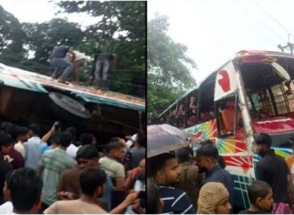 বৈদ্যুতিক খুঁটিতে ধাক্কা দিয়ে বাস উল্টে ৩ মৃত্যু