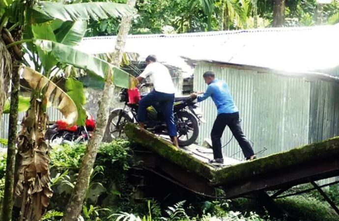 ভোলায় ভেঙে গেছে ব্রিজ, চলাচলে ভোগান্তি লক্ষাধিক মানুষের