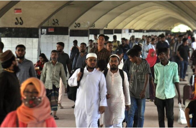 পূজার ছুটি শেষে ঢাকায় ফিরছে মানুষ, শহর আবার চেনা রূপে ফিরে এসেছে