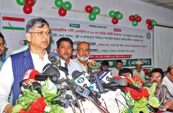 সালাহউদ্দিন আহমদ বললেন, ১৮ কোটি মানুষের ভাগ্য নিয়ে খেলা চলতে পারে না