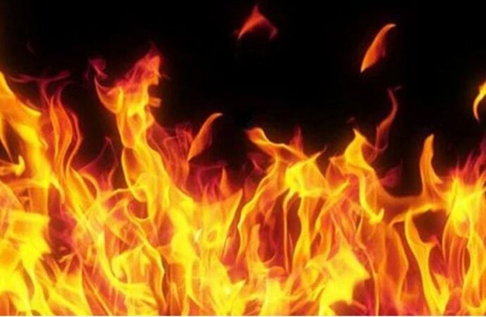 আশুলিয়ায় পোশাক কারখানায় আগুন, উদ্ধার কাজ শুরু করেছে ৬ ফায়ার সার্ভিস ইউনিট